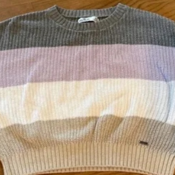 Hollister Sweaters - Holister cropped long sleeve sweater